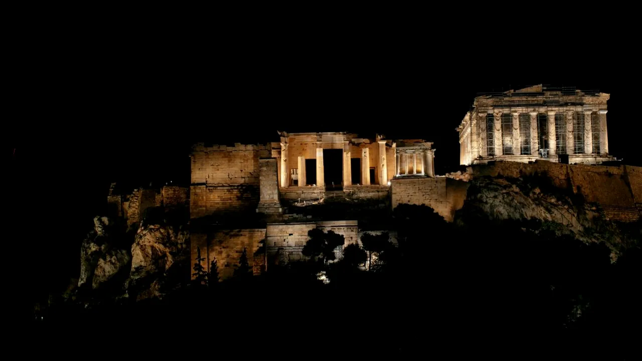 Parlamentul din Grecia dezbate un proiect de lege care ÎNĂSPREȘTE regulile pentru închirierea de locuințe pe termen scurt