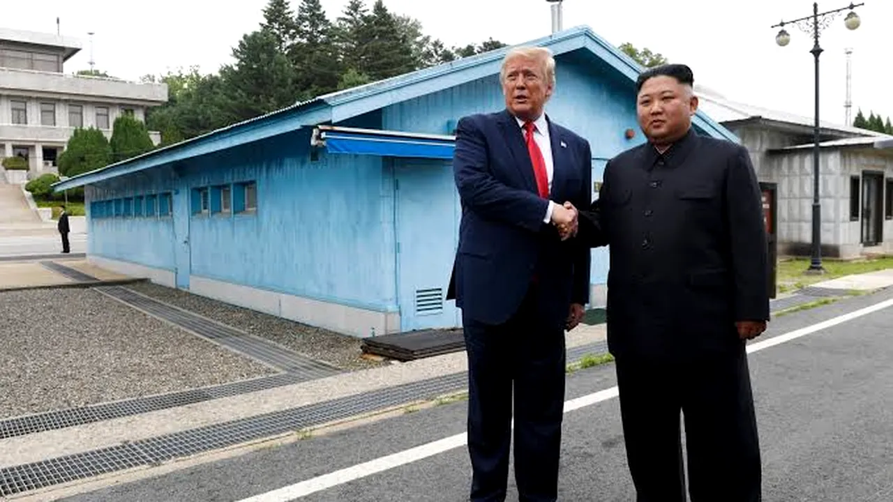 Donald Trump publică o fotografie alături de liderul Coreei de Nord și laudă relațiile excelente cu acesta. Ce mesaj vrea să transmită