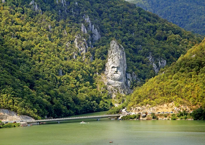 Canicula destabilizează Dunărea. Fluviul a atins temperaturi periculoase și provoacă efecte în România și Ungaria