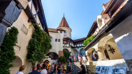 Turiști șocați la Bran: „Mai bine mă uit de afară!”