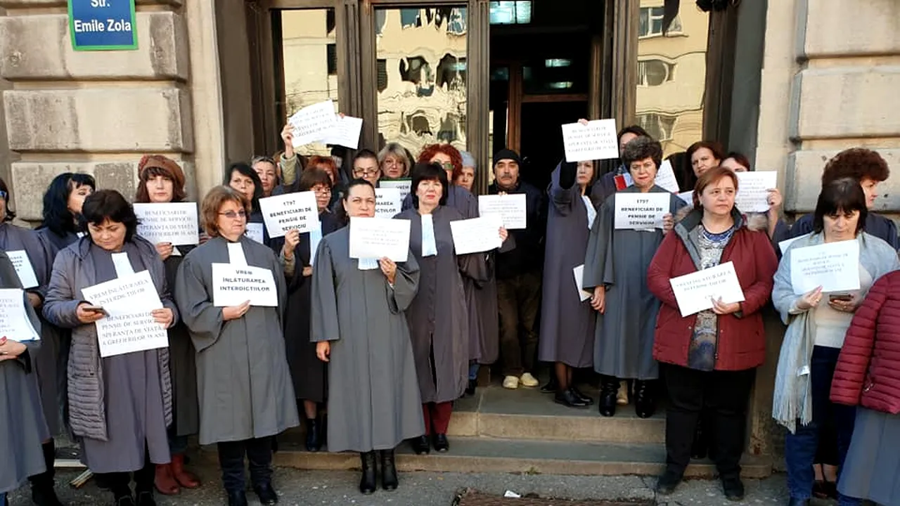 Mii de grefieri protestează față de abrogarea pensiilor speciale: „Când ați văzut un grefier să doarmă în sala de ședință