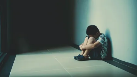 O femeie şi-a abandonat fiul de 5 ani pe o stradă din Galaţi „pentru că nu o asculta”. Mama băiețelului, găsită la zeci de kilometri