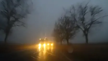 VIDEO | „Ușor, iubire”. Doi soți au fost la un pas de moarte, după ce un șofer inconștient a intrat pe contrasens și era să îi lovească frontal
