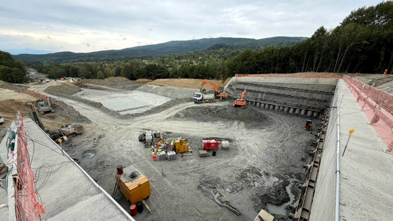Secțiunea 3 a Autostrăzii Sibiu-Pitești prinde contur. Peste 80% din infrastructura pentru „cârtița” care va fora tunelul Poiana este gata