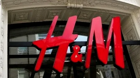 Compania H&M, acuzată că a copiat modele de ținute de la Balenciaga, Celine și Kenzo