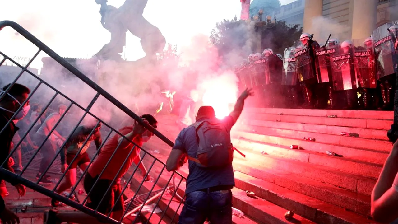 REVOLTĂ. Război în Balcani!! A doua noapte consecutivă de proteste la Belgrad. Spioni străini, acuzați că ar fi implicați într-o lovitură de stat! VIDEO