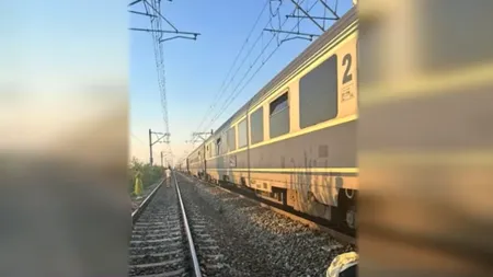 Tren internațional BLOCAT la Periș, din cauza locomotivei defecte. La bord se află și copii, iar aerul condiționat nu funcționează / Reacția CFR