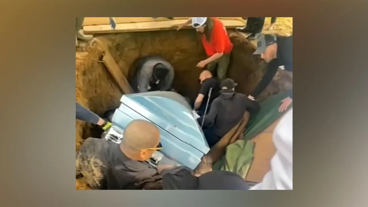 O întreagă familie se prăbușeste cu răposatul în MORMÂNT. Fiul decedatului a fost strivit de sicriul tatălui