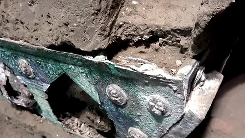 VIDEO. Arheologii au descoperit o trăsură antică în apropiere de Pompeii / Carul de paradă, excelent conservat, este realizat din bronz, fier şi cositor
