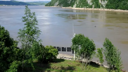 Zeci de nave blocate pe Dunăre în zona Portului Moldova Veche