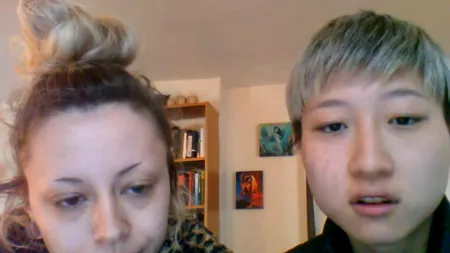 Fiica unui actor multimilionar, celebru din filmele cu karate, susține că tatăl ei a abandonat-o. „Locuim pe stradă, dormim sub un pod, nu avem nimic