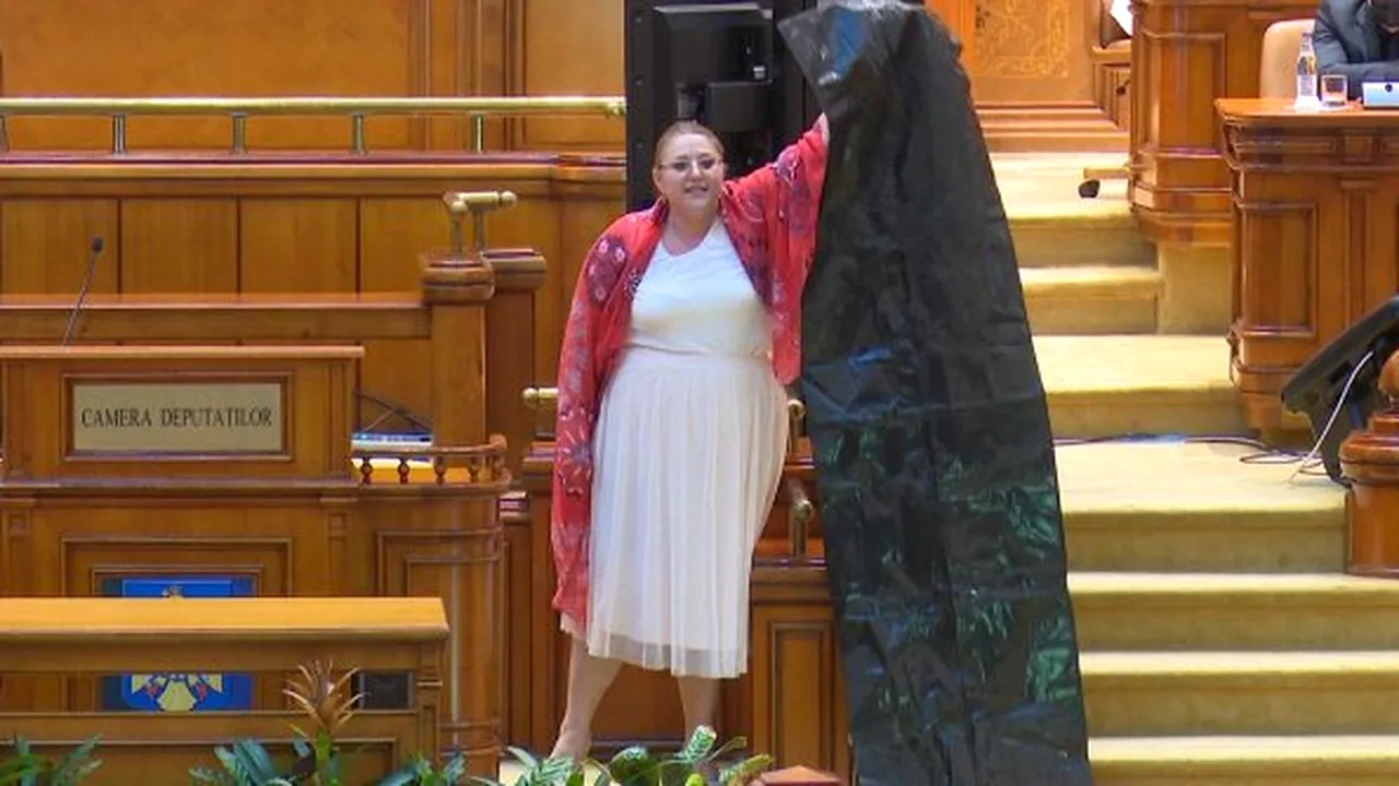 Diana Șoșoacă, scandal la moțiunea de cenzură. Senatoarea a adus un sac pentru cadavre în Parlament