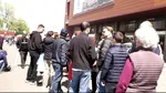 Coadă uriașă la micii lăudați din Obor, de 1 Mai. Rândul se întinde pe mai mult de 100 de metri, iar timpul de așteptare este de aproape 2 ore