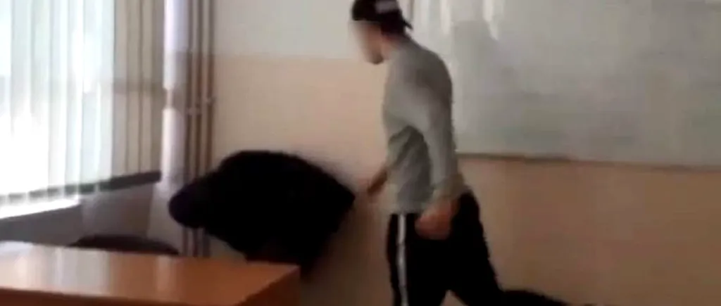 Caz revoltător de violență într-un liceu din Târgoviște. Un elev a fost umilit și bătut cu bestialitate de mai mulți colegi- VIDEO