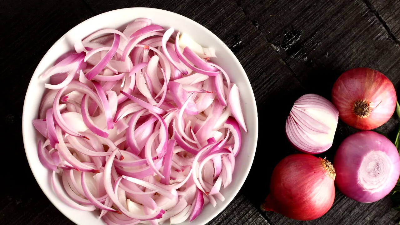 Trucul care te ajută să toci ceapa fără să lăcrimezi. Ce trebuie să faci