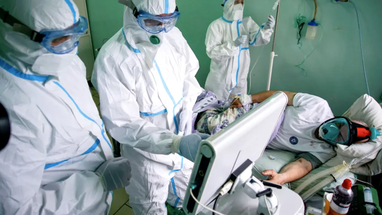 Avertismentul medicilor: Persoanele care fac simultan gripă și COVID prezintă un risc dublu de deces