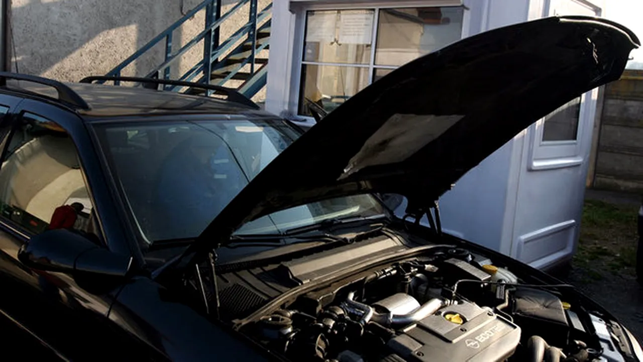 TAXA AUTO 2012. Sute de persoane la coadă la Servicul Permise Auto din Capitală pentru a-și înmatricula mașinile