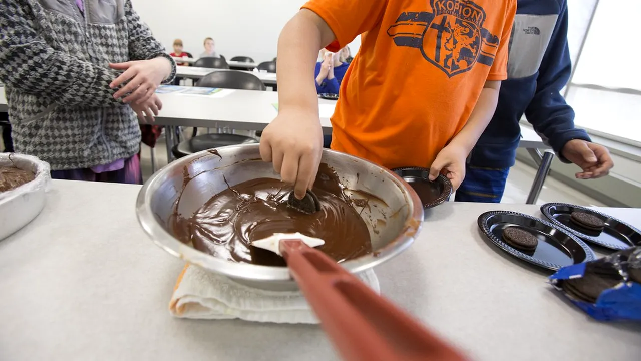 STUDIU: 59% dintre copii consumă dulciuri o dată pe zi