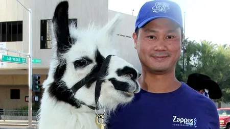 Are 780 de milioane de dolari, dar trăiește într-o rulotă de 20 de metri pătrați, împreună cu doi ''prieteni''