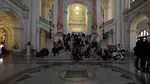 VIDEO | Peste 100 de susținători ai lui Călin Georgescu au pătruns în sediul Curții de Apel București, în așteptarea deciziei privind eliberarea fostului prezidențiabil din arest