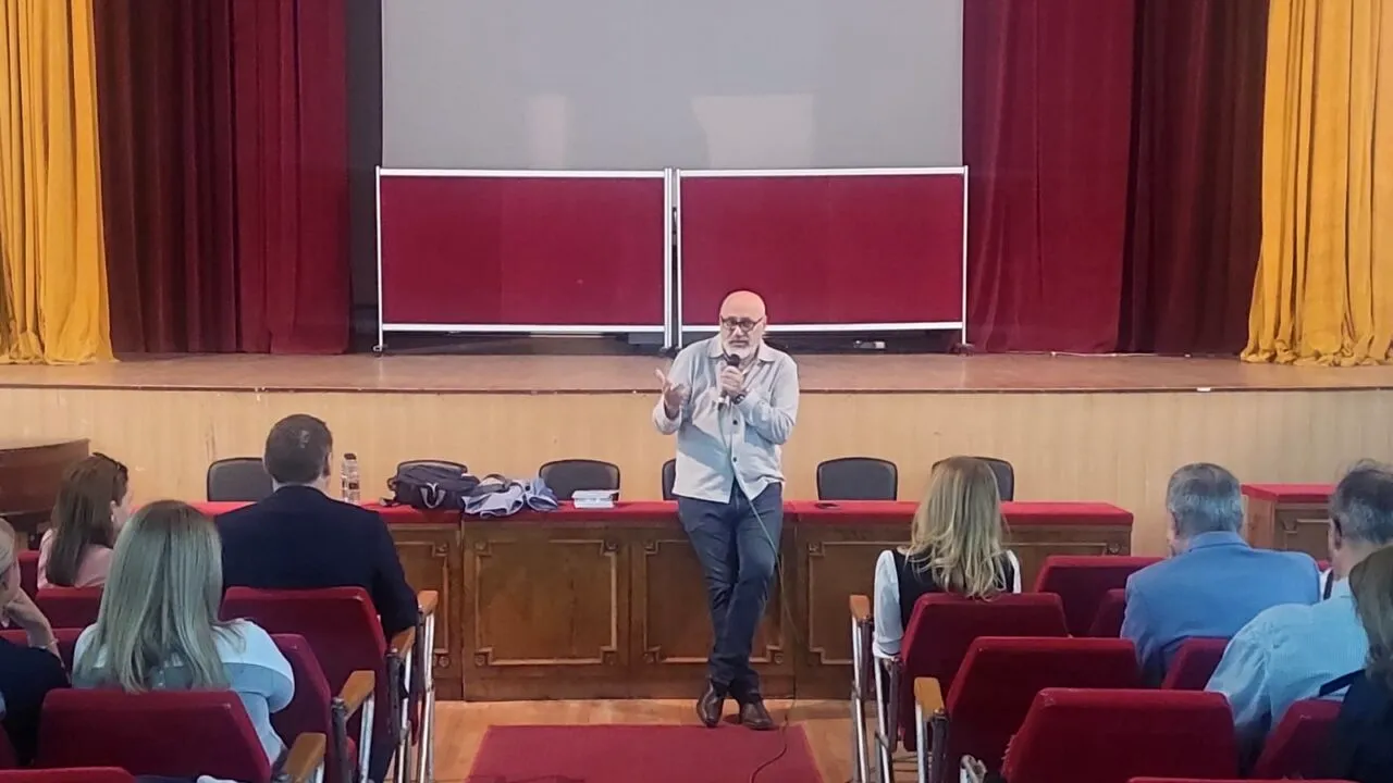 COMUNICAT: „Navigând în siguranță”, proiect educativ de anvergură derulat în liceele din Sectorul 2