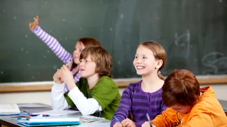 Sondaj: Doar unul din trei părinți își va trimite copiii la școală cu haine și încălțăminte noi. Ce buget alocă pentru începutul anului școlar