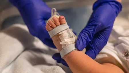 Bebeluș din România, infectat cu COVID-19. Copilul de doar nouă luni este internat la ATI! (EXCLUSIV)