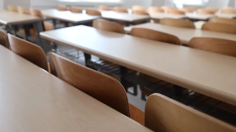 O profesoară a stârnit controverse după ce s-a OPUS desființării intrării separate pentru dascăli în școli: „Suntem categorii sociale diferite”