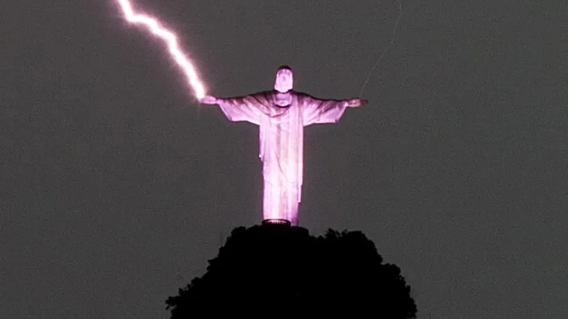 Un fulger a rupt un deget al statuii lui Iisus din Rio de Janeiro. FOTO