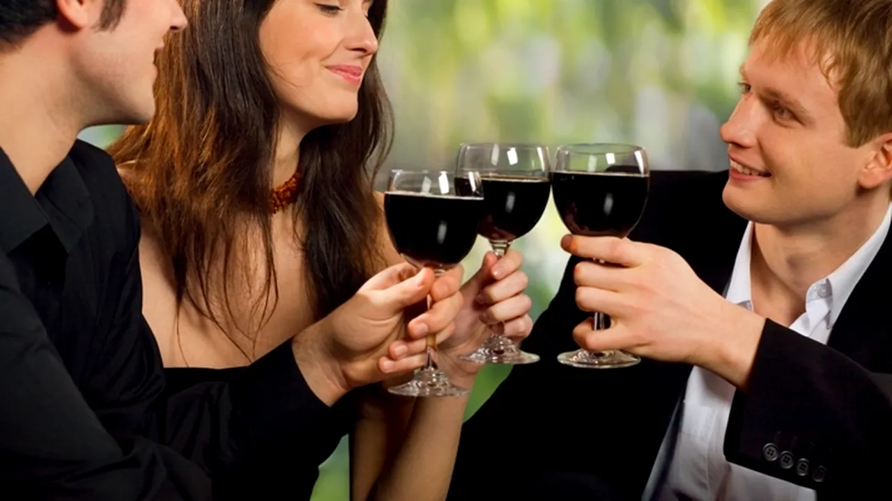 De ce nu ar trebui să comandați vin la pahar într-un restaurant