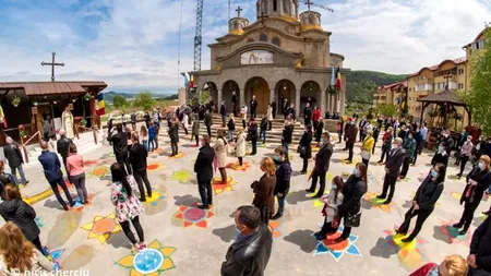 INEDIT. Soluția găsită de un preot din Cluj pentru ca toți cei care vin la biserică să respecte distanțarea socială. 150 de flori desenate pe asfalt alături de voluntari: „Așa cum spunea Constantin Noica, noi trebuie să trăim ca albinele pe pământ, nu ca muștele” - FOTO/VIDEO