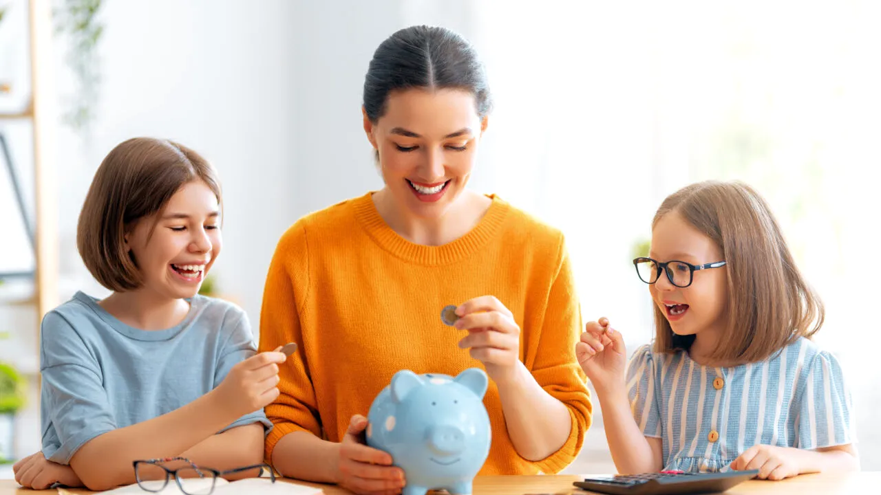Educație, locuință sau primul business? Cum pot părinții să pregătească financiar viitorul copiilor