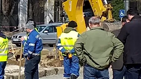 CRATER uriaș în centrul unui oraș din România. Pământul „s-a prăbușit