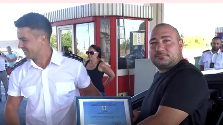 Scafandru român care a salvat două vieți din apele mării, în Bulgaria, primit cu aplauze în vamă