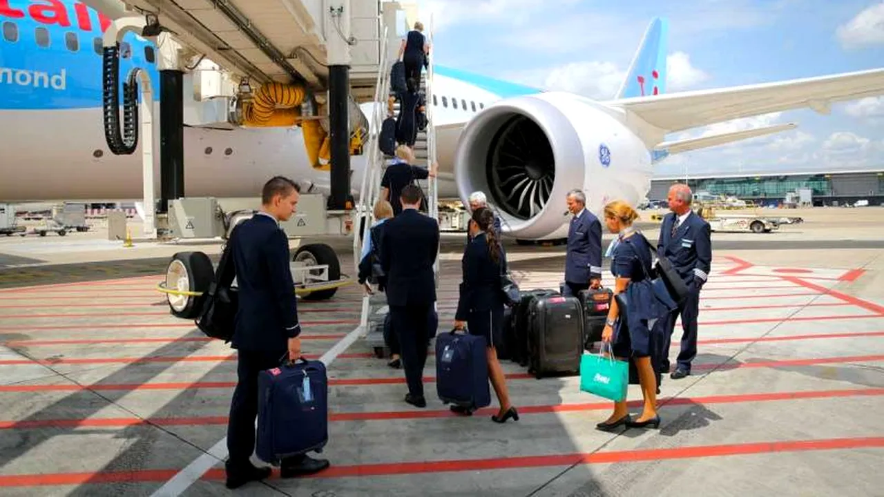 Companiile aeriene low-cost caută stewardese în România. Ce salarii oferă