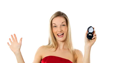 Încăpățânare dusă la extrem: Un bărbat a căutat 8 luni inelul pierdut de iubită în zăpadă. Cum a reușit să-l găsească - VIDEO