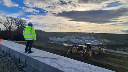 Tragedie pe șantierul AUTOSTRĂZII A7. Muncitor grav rănit după ce a căzut de pe un pod. A mers singur la spital, dar a murit câteva ore mai târziu