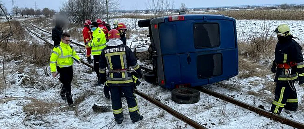 Accident în Suceava, după ce un microbuz s-a răsturnat pe calea ferată. În ce stare se află cele două persoane din vehicul / GALERIE FOTO