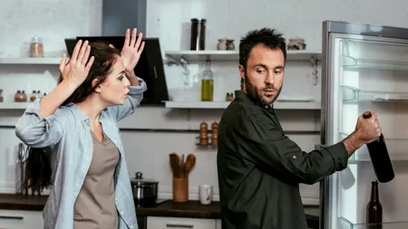 Sătulă de alcoolismul soțului, o femeie a găsit o metodă controversată ca să îl „ajute