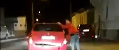 TERIBILISM pe șosea. Un tânăr a fost filmat în timp ce se plimbă cu ROLELE, tras de o mașină - VIDEO