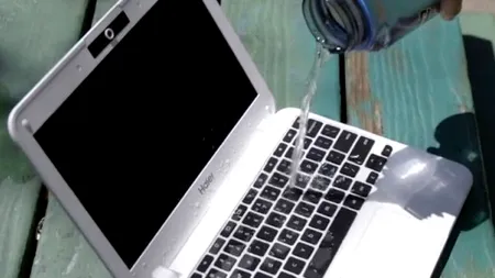 Ce să faci dacă ai vărsat apă pe laptop