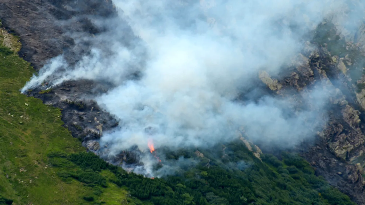 Incendiul izbucnit în Bucegi în 15 iulie, încă nestins, dar izolat