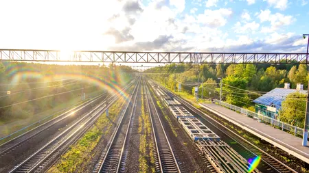Un vagon al unui tren de marfă a deraiat în staţia Mogoşoaia. A fost blocată circulaţia trenurilor care intră/ies din Pajura, Colentina, Buftea
