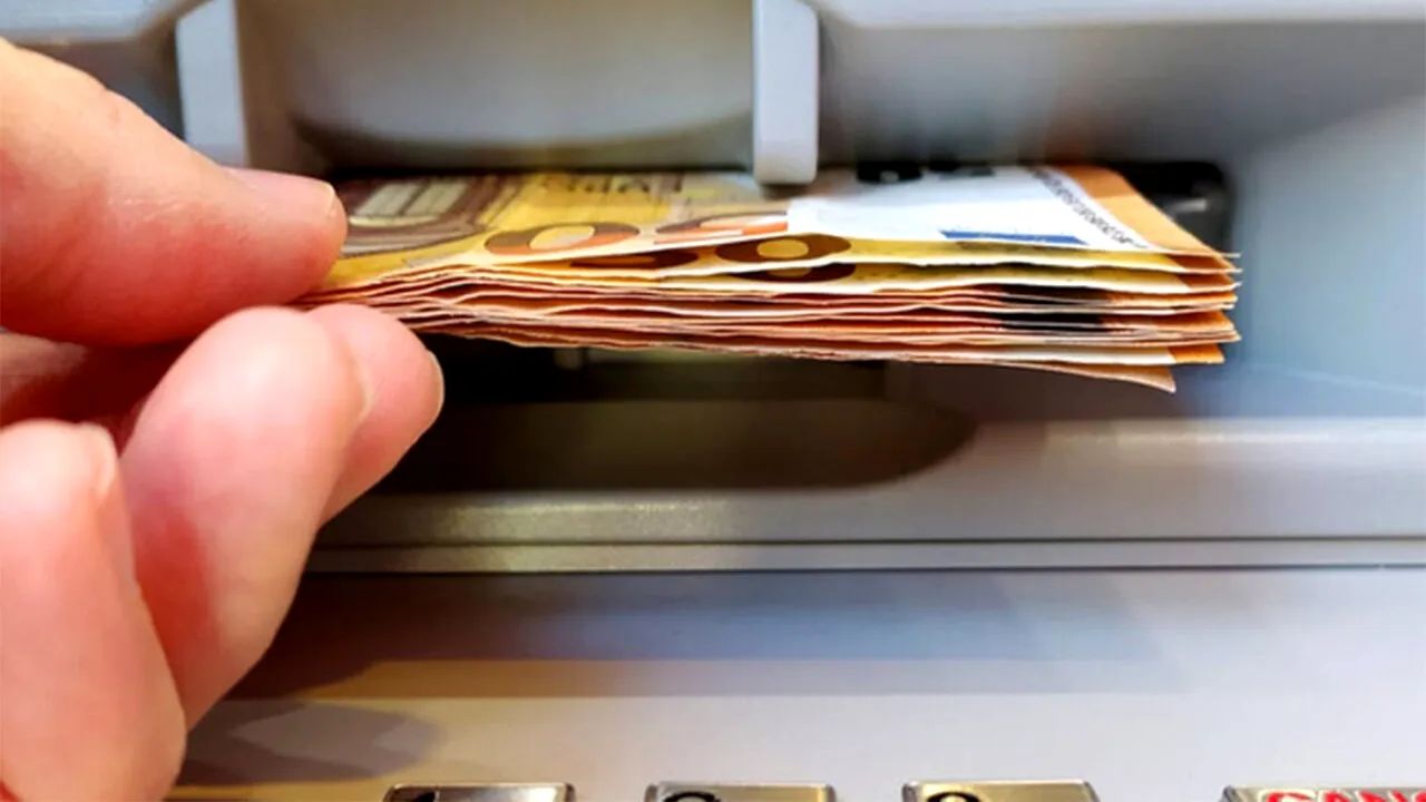 Cum s-a RĂZBUNAT un milionar pe angajații unei bănci. Și-a scos toți banii din cont, de la bancomat, și i-a pus să-i numere