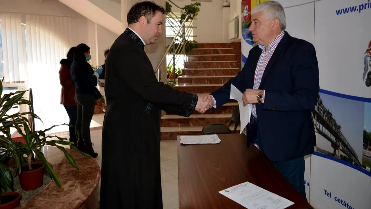 EXCLUSIV. În plină pandemie, primarul din Giurgiu ”împarte” locuințe ANL, fără să poarte mască sau mănuși. Explicație: „Nu trebuie să fie mănușă peste mănușă. O să facem boli de piele de la atâta spălat”