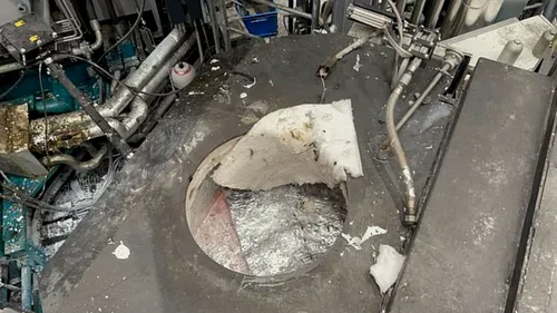 Un muncitor a căzut în cuva cu aluminiu topit la 720 de grade, suferind răni serioase, dar a reușit să iasă singur de acolo