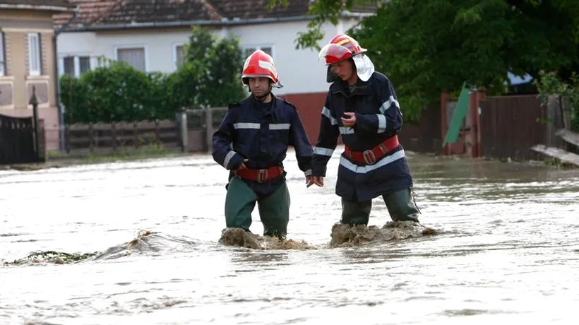 Un bărbat care a căzut de pe un pod în apele râului Ialomița este căutat de pompieri