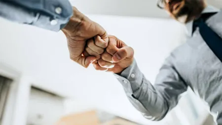 Ce înseamnă atunci când cineva dă noroc cu pumnul încleștat (