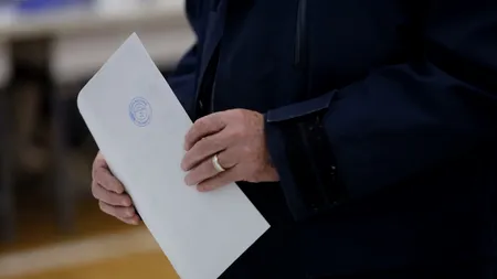 Ce spune LEGEA despre părinții care merg alături de copiii minori în cabina de vot