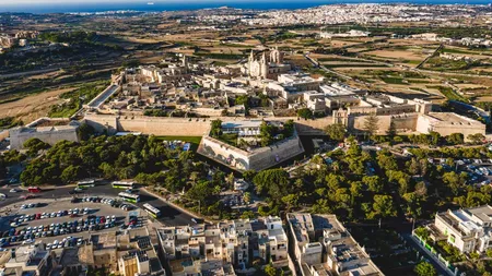 Ce mister ascunde orașul european cu numai 84 de locuitori. Atrage 1,5 milioane de turiști pe an și ascunde o legendă misterioasă